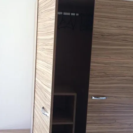 Flower Street Provides With Free Wifi, Air Conditioning Slăntjev Brjag